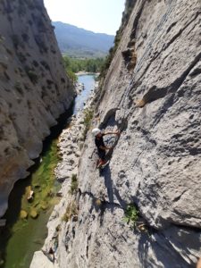 Cours d'escalade en falaise à Tautavel , Vingrau, Opoul et sur les sites d'escalade de Perpignan.