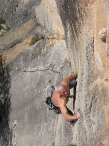 Destination les falaises de Tautavel dans les Pyrénées-Orientales. Une grimpe exigeante et technique dans tous les niveaux. Les sorties escalade de la salle 100% Grimpe de Perpignan.